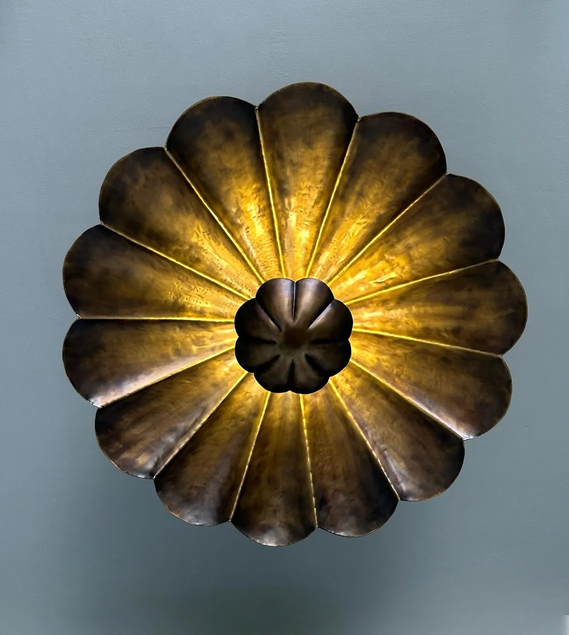 Antique Brass Shell Pendant Light – Handcrafted Scalloped Ceiling Fixture - Image 3