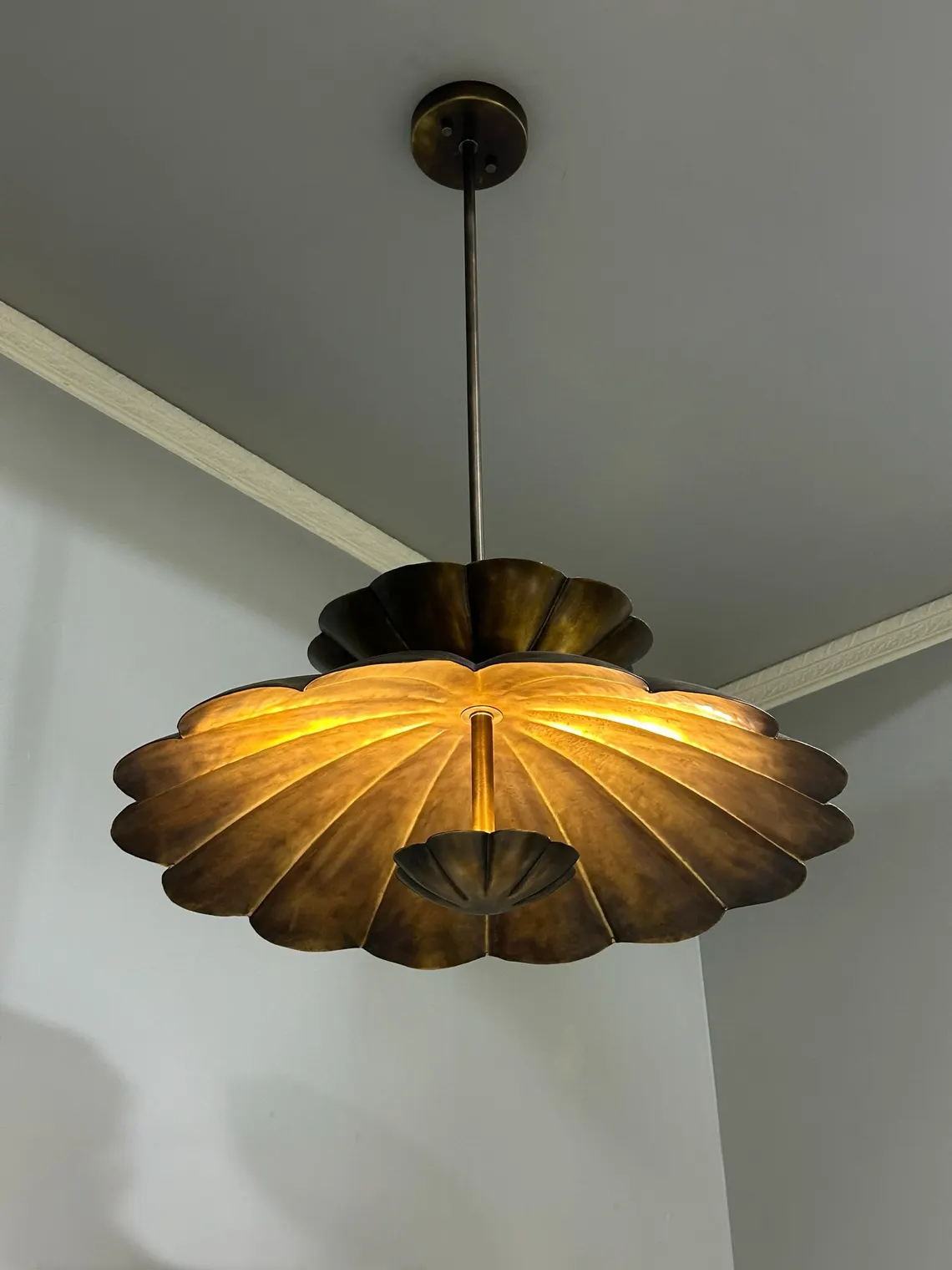 Antique Brass Shell Pendant Light – Handcrafted Scalloped Ceiling Fixture - Image 4