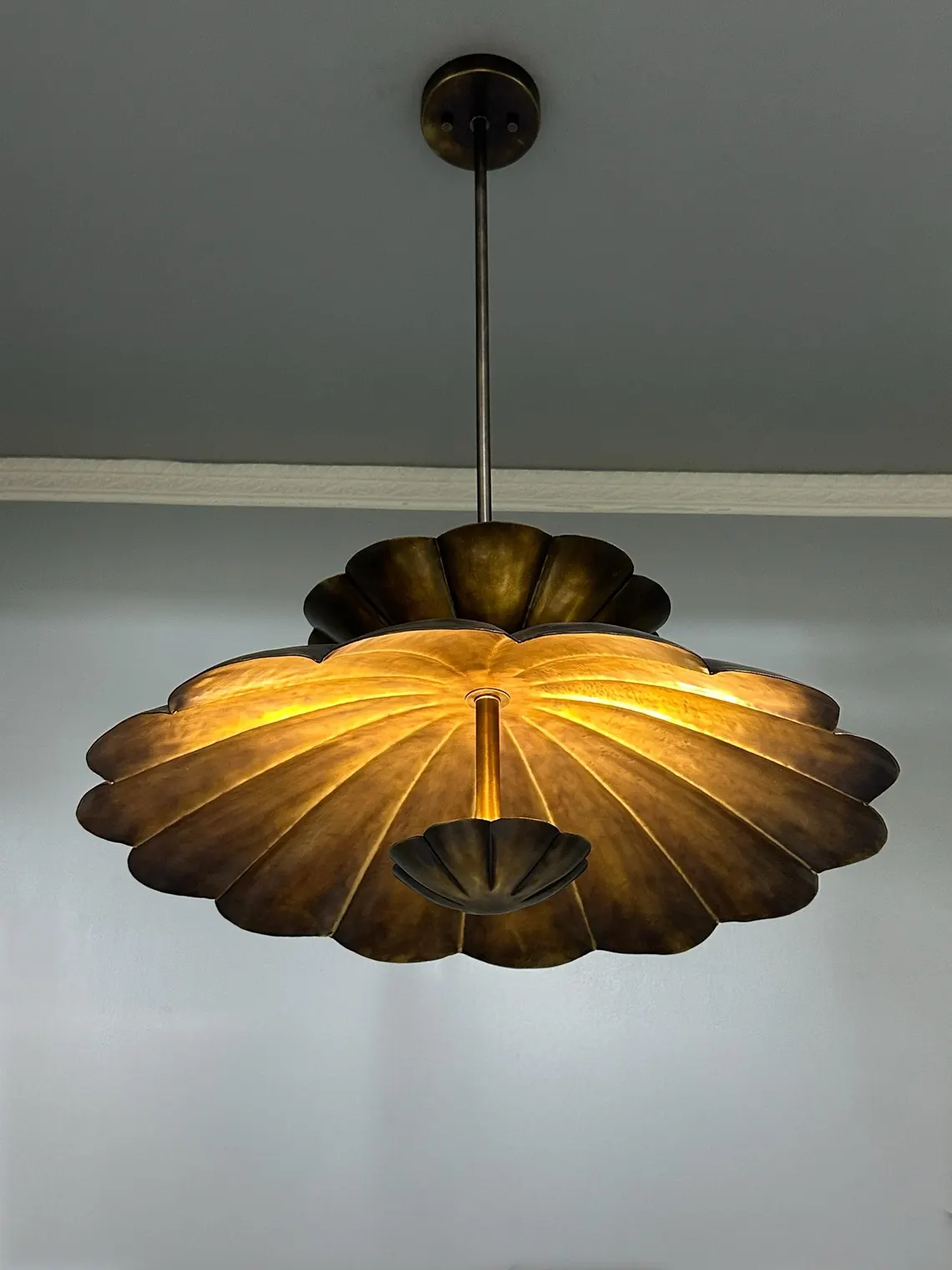 Antique Brass Shell Pendant Light – Handcrafted Scalloped Ceiling Fixture - Image 2